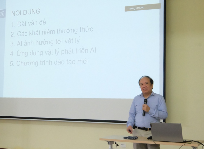 PGS.TS Nguyễn Ái Việt chia sẻ tại hội thảo. Ảnh: Minh Đức - Nam Phương